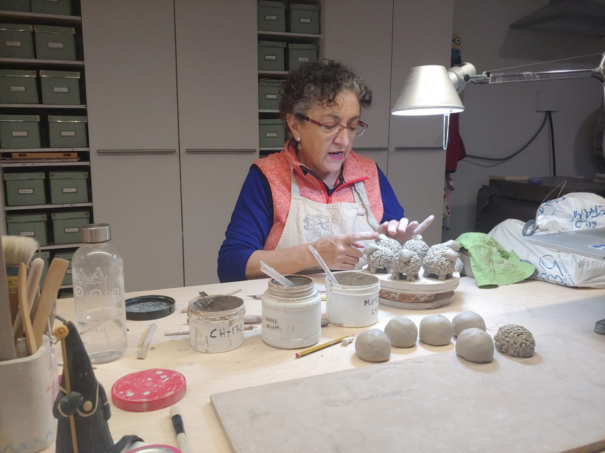 Pilar Tirados, en su taller artesanal de Coladilla