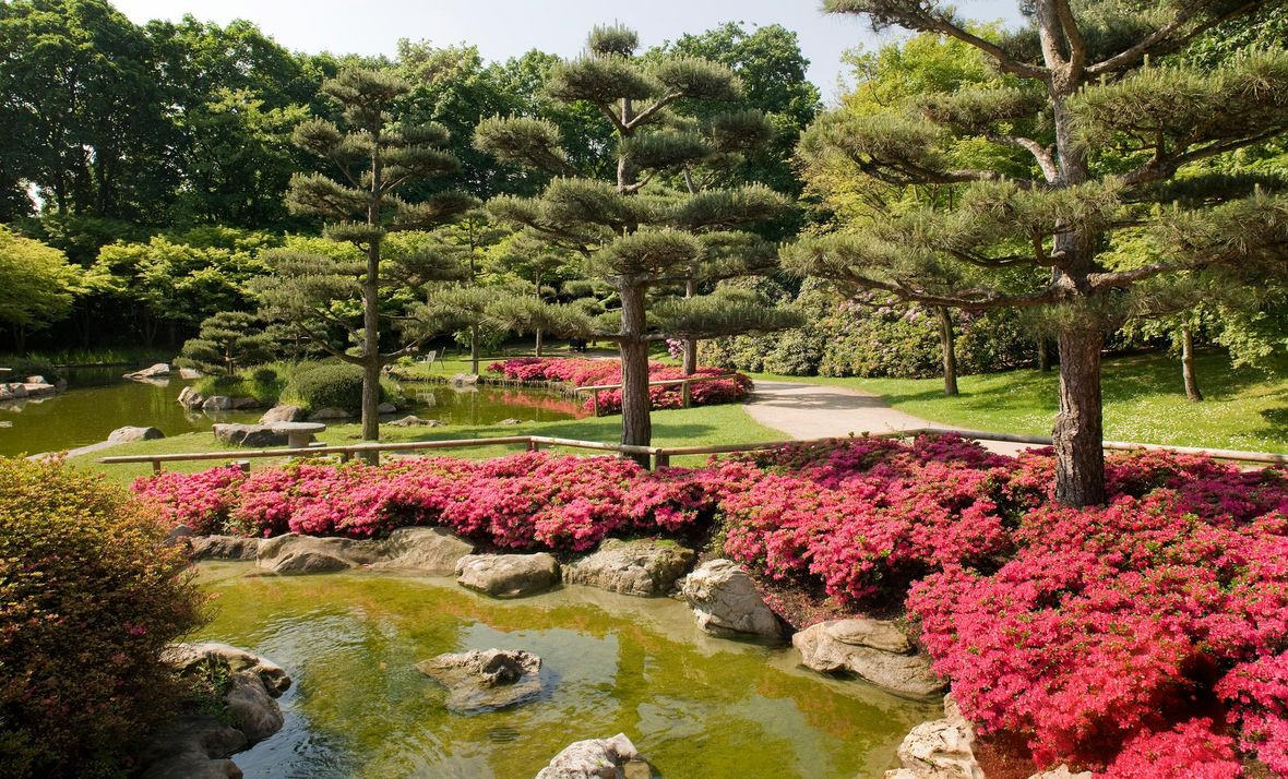 El jardu00edn japonu00e9s, vista de la zona de asientos de granito y la piedra del asiento de honor