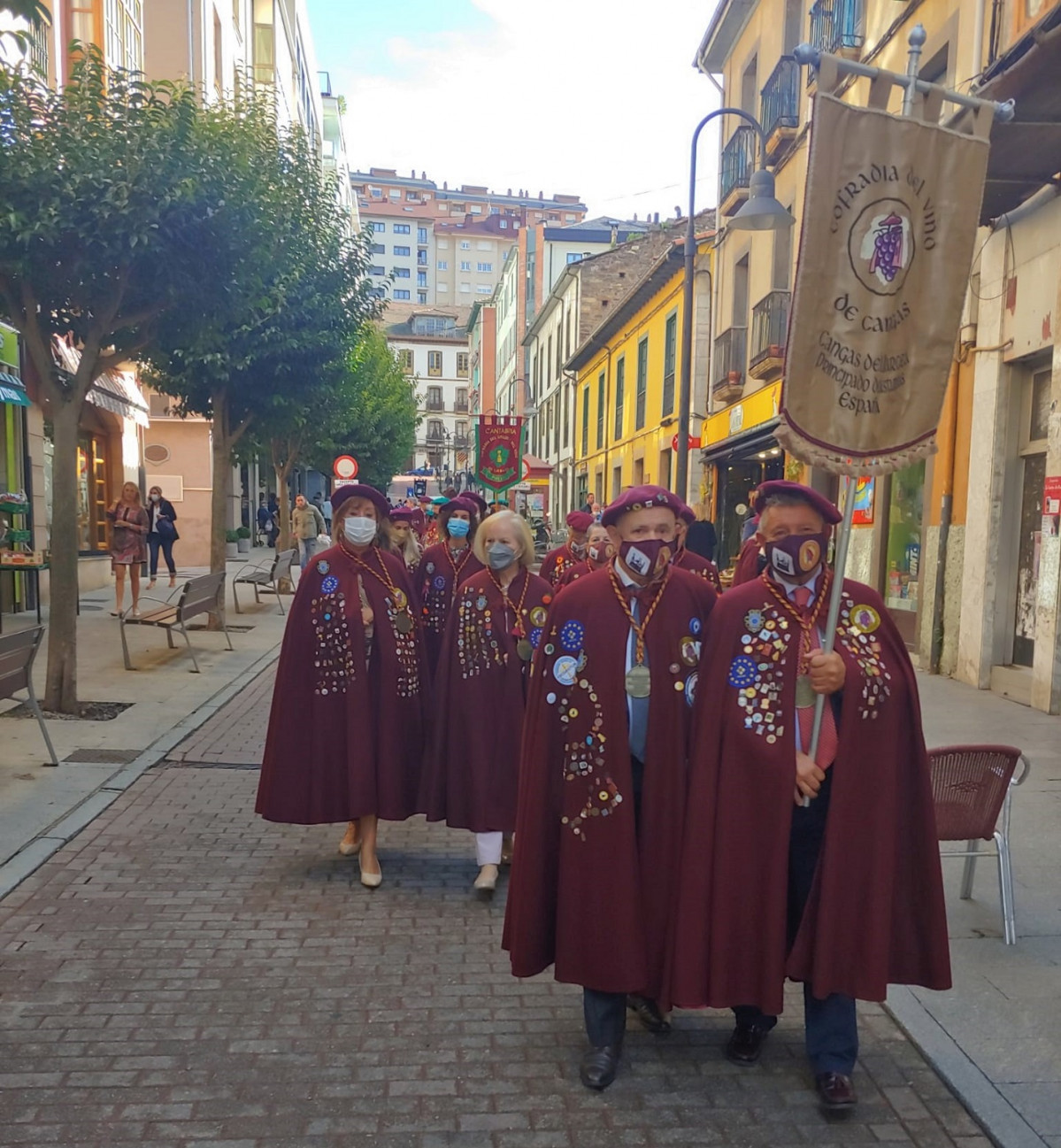 Desfile de los miembros de la Cofradu00eda del Vino de Cangas de Narcea