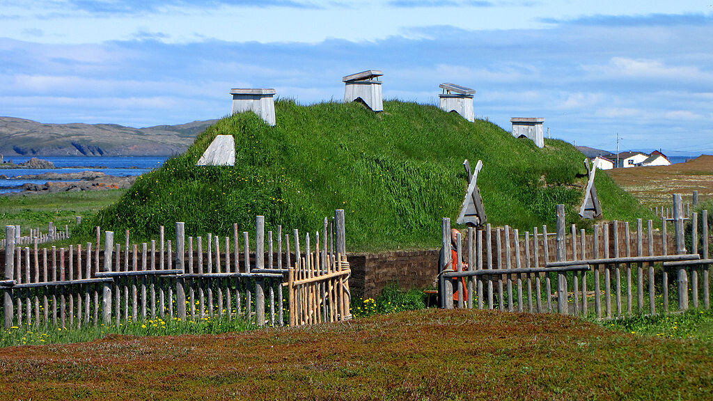 Reconstrucción del asentamiento L'Anse aux Meadows en la isla de Terranova, Canadá
