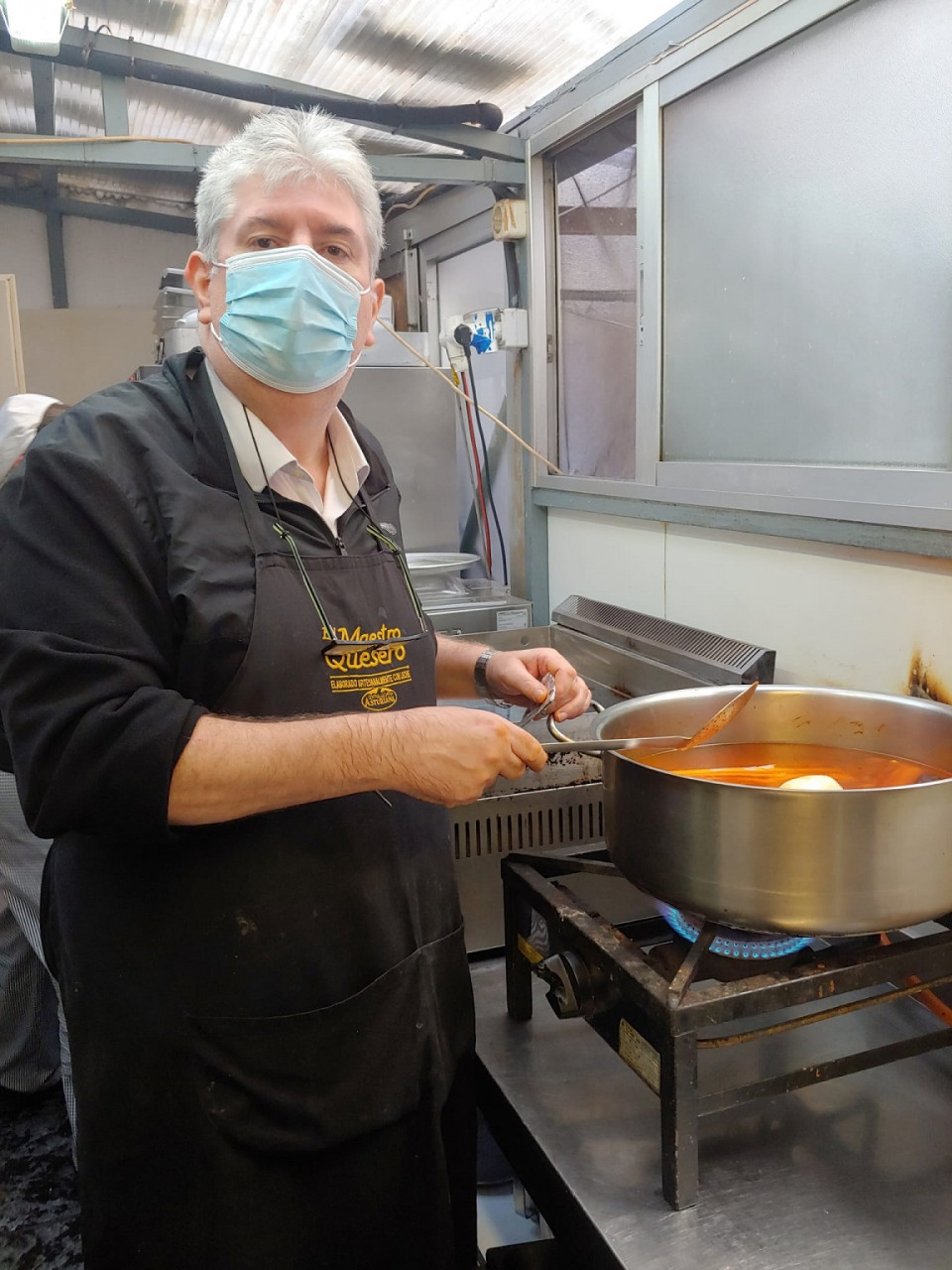 Jose Diaz Permuy, perparando una fabada en los fogones de la Consistorial de Mieres