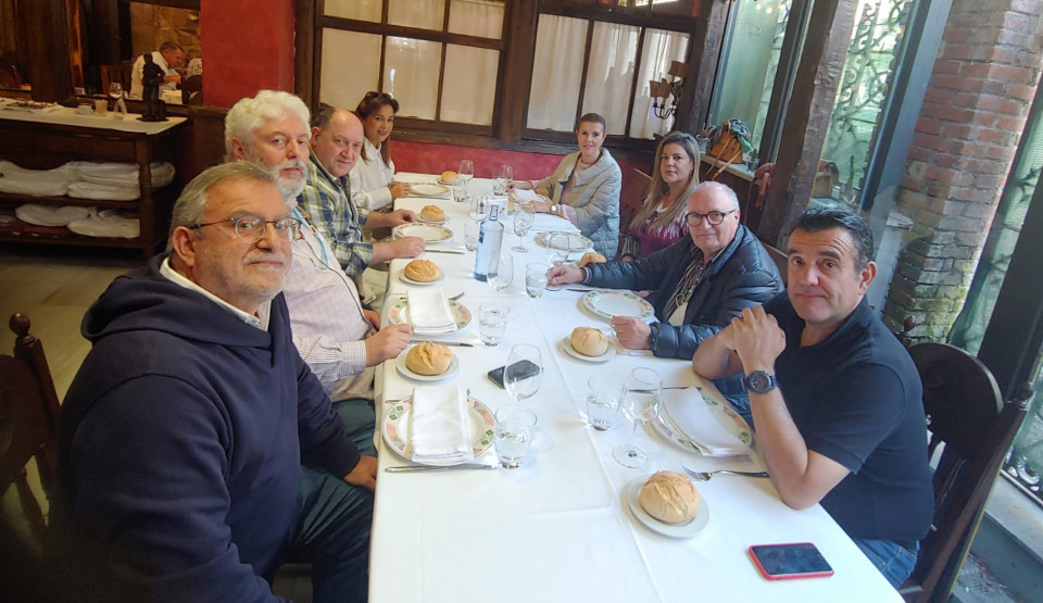 Hosteleros y gaastrónomos, disfrutando de la Mejor Fabada del Mundo, en el restaurante La Consistorial de Mieres