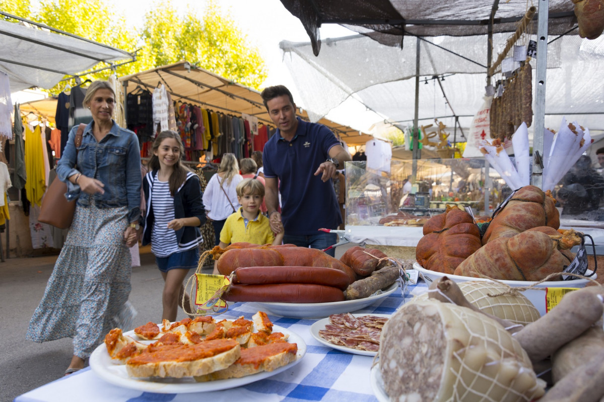 Familia en mercat Sineu 1