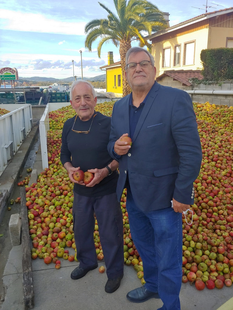 El patriarca llagarero Herminio con el autor del reportaje