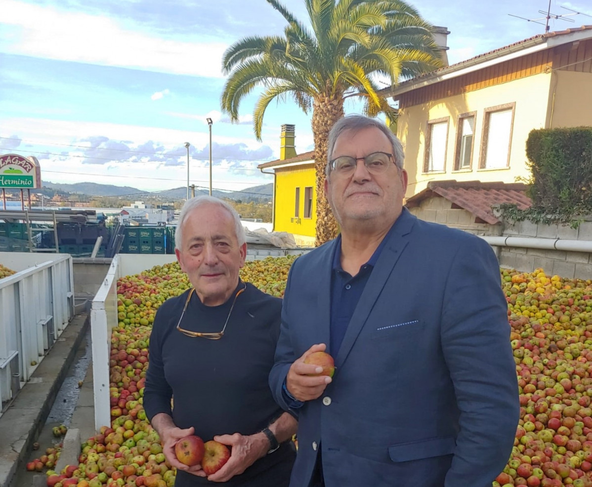 Herminio y el autor del reportaje, Carlos Cuesta