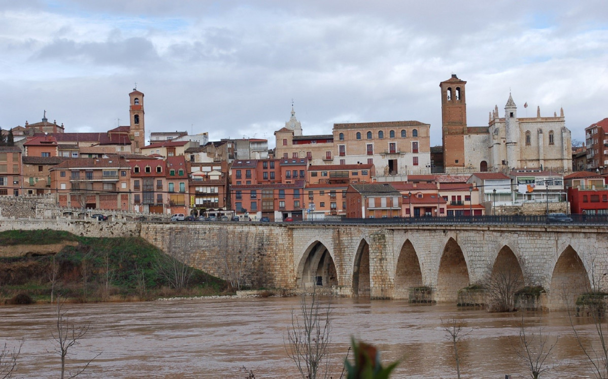 Puente sobre el ru00edo Duero, en Tordesillas (Valladolid), lugar por donde transcurre el Camino de Santiago