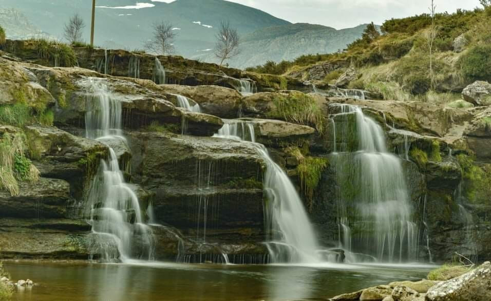 Cascadas de Guarguero, en la cabeza del río Trueba, que discurre por el valle de Estacas de Trueba, perteneciente al municipio de Espinosa de los Monteros #Burgos (2)