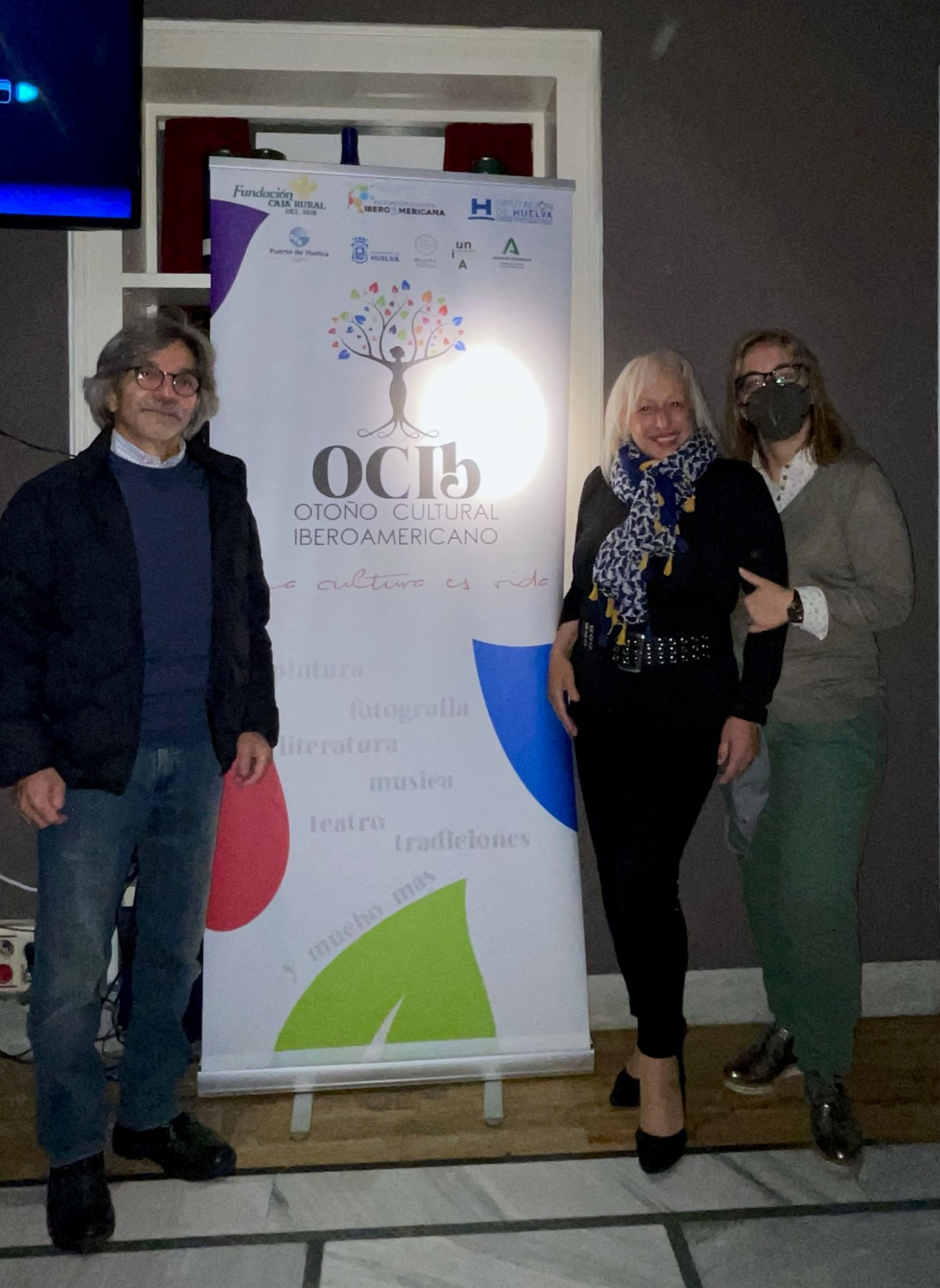 Apoyando iniciativa de OCIb Mauro Bafile  Sully Fuentes y Raquel García Jaén