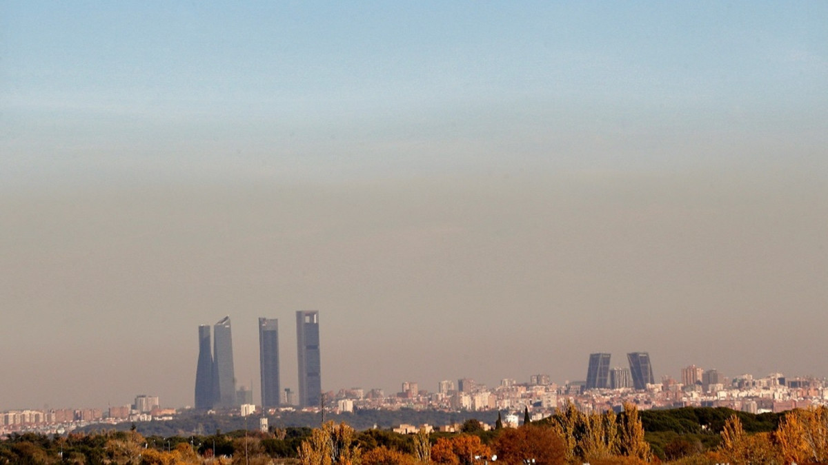 Vista de una capa de contaminaciu00f3n cubriendo la ciudad de Madrid