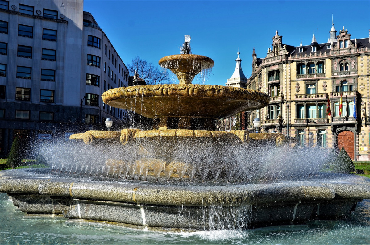 Bilbao, fuente de la plaza de Federico Moyua, mu00e1s conocida como plaza Elu00edptica