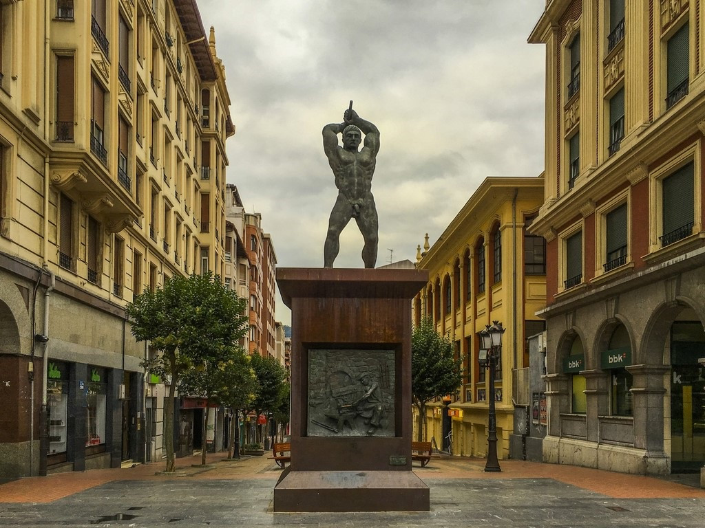 Barakaldo La escultura de Lucas Alcalde Monumento a la industria