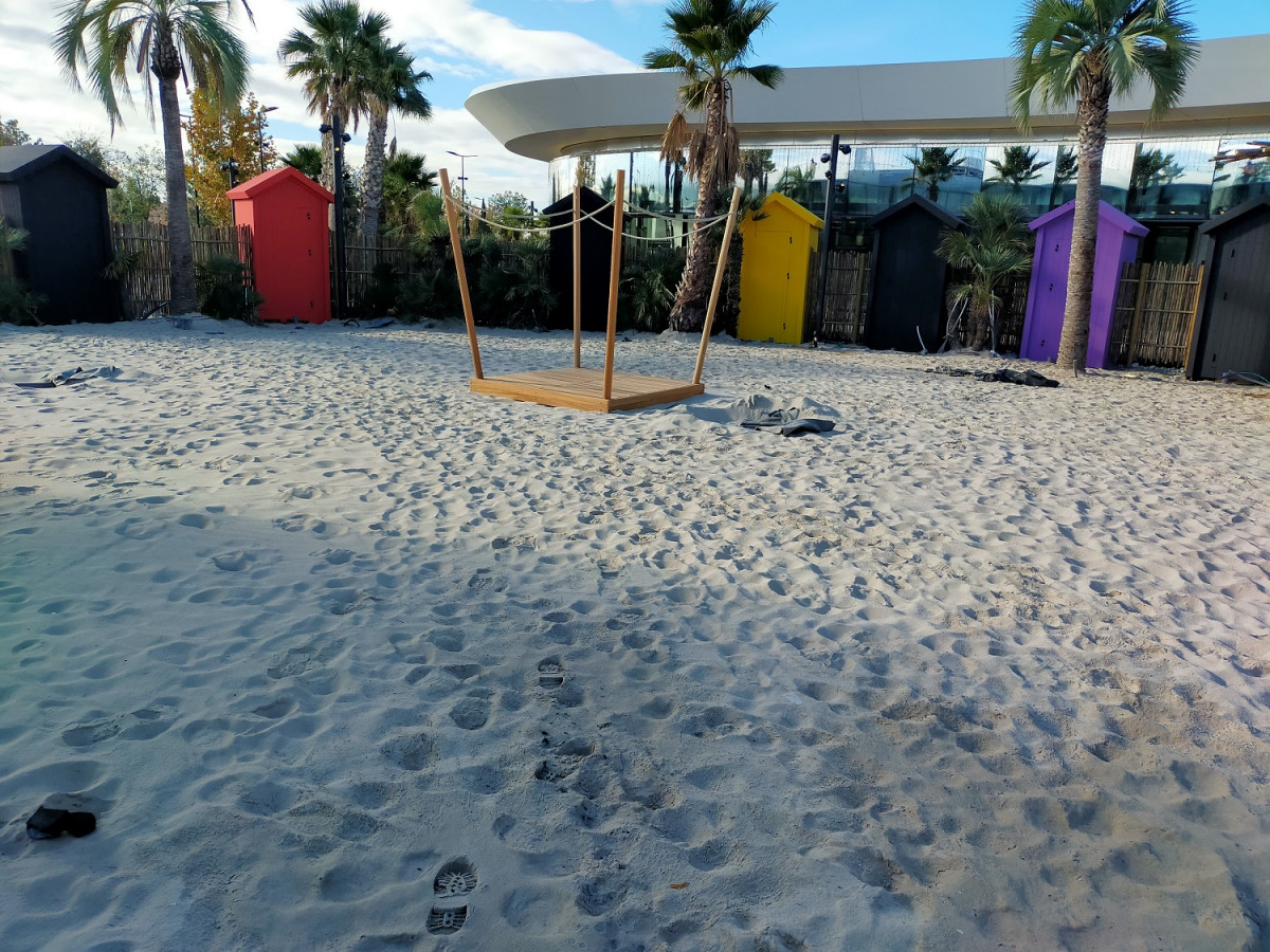 Zona de playa junto al beach club.