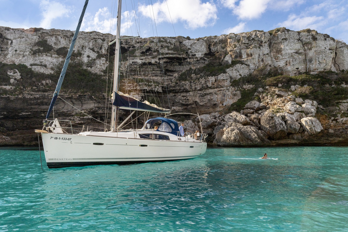 Mallorca. grupo en velero baño en cala