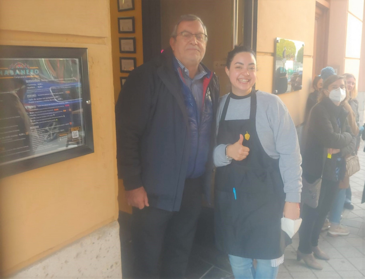 Patricia Rodriguez, propietaria de El Habanero con el autor del reportaje, Carlos Cuesta