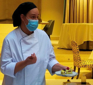 La chef del hotel Hyatt Regency Hesperia de Madrid, Ana Isabel Peiró presenta el postre preparado para el menú.