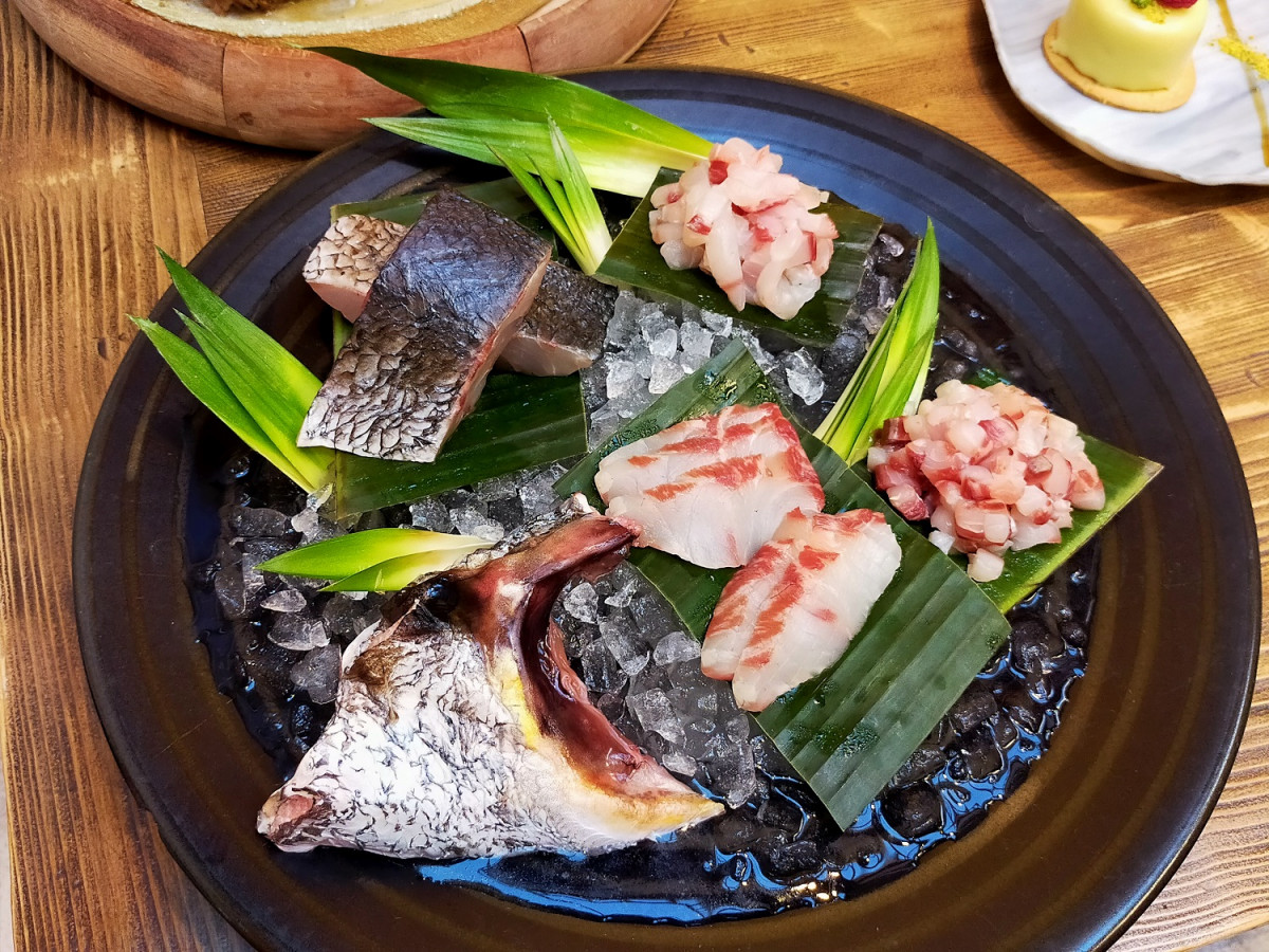 Muestra de ingredientes en la preparaciu00f3n de corvina REX.