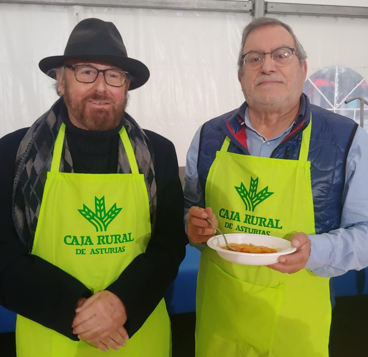 El autor del reportaje, Carlos Cuesta, junto al sumiller Ceferino Cimadevilla