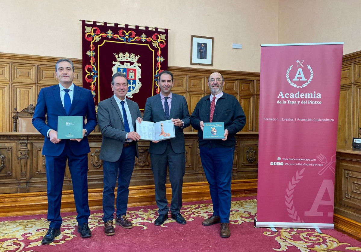 Eduardo Relea director del hotel Castilla Vieja   Urbano Revilla concejal de desarrollo econu00f3mico  Mario Simu00f3n alcalde de Palencia    Mikel Martu00ednez presidente de la Academia de la Tapa