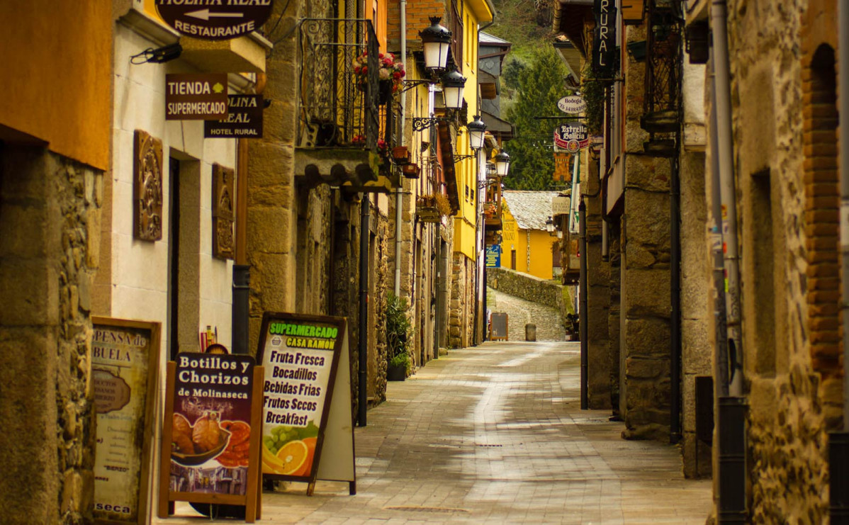 Molinaseca calle real hacia el puente, Ayuntamiento de Molinaseca