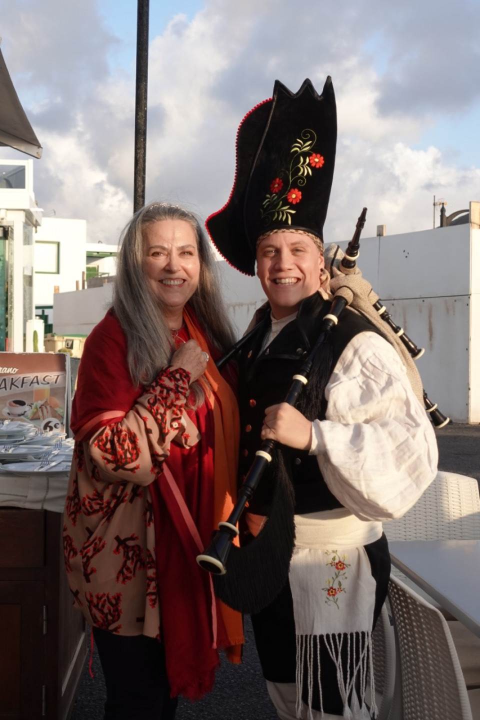 Maria Carretero, con el gaiteiro Miguel Ramalleira, en una visita a Lanzarote