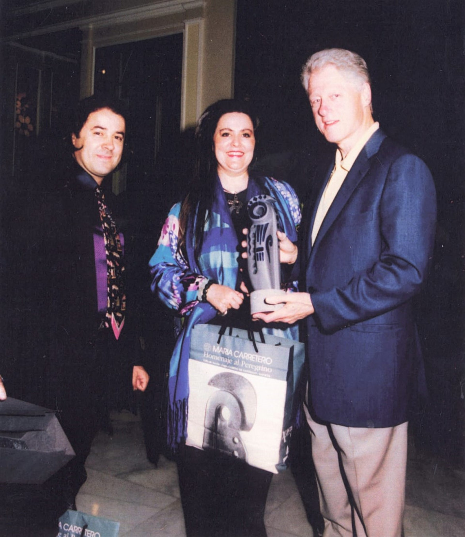 Maria Carretero, en compañia de su esposo Domingo de Famara y el expresidente de EEUU Bill Clinton