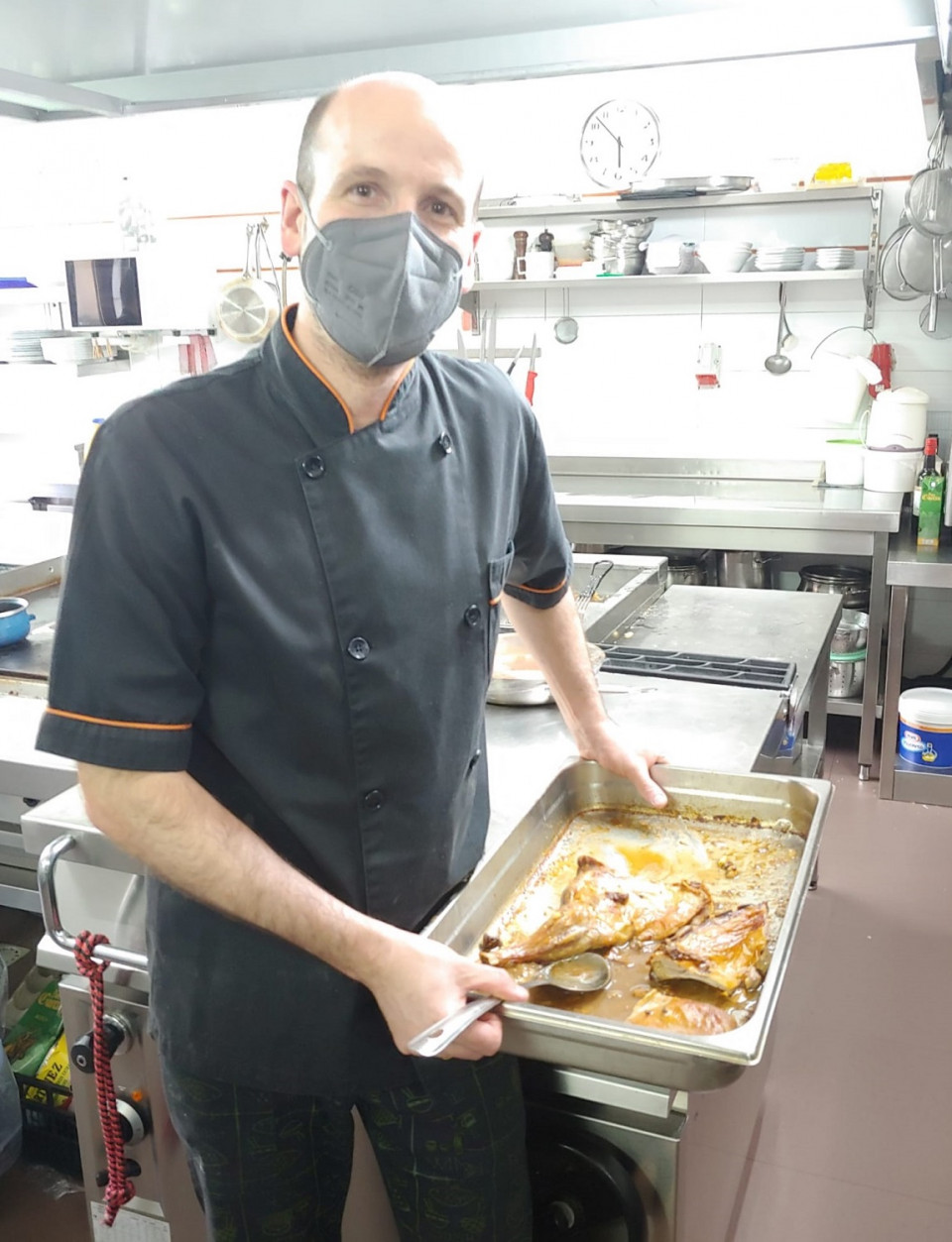 Zoilo en su cocina, con un Preparado de pescado