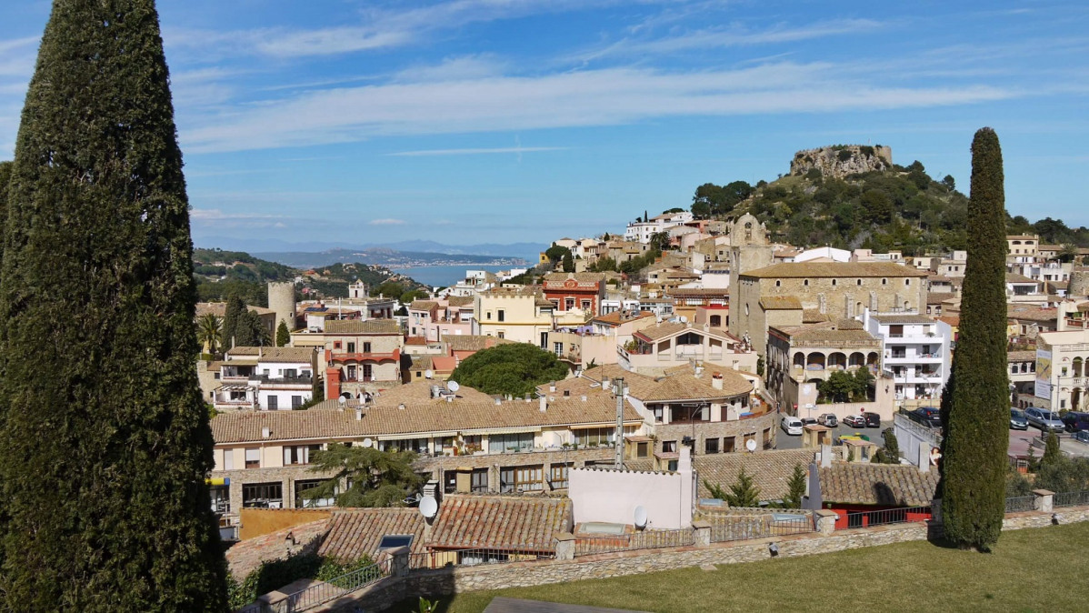 Begur Vista de Begur y el Castell en la colina del castillo