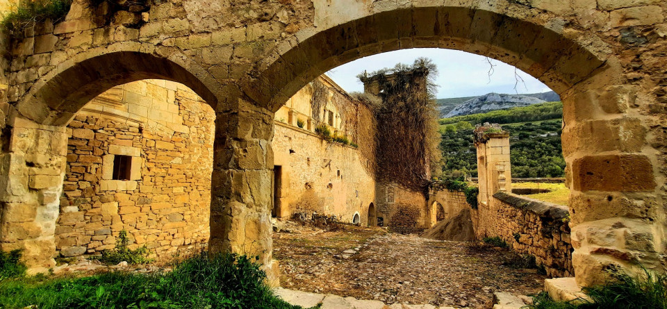 Ruinas del monasterio de Santa María de Rioseco en el Valle de Manzanedo en Burgos