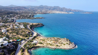 Creta, costa de Aghios Nikolaos tomada desde el lado este, (foto Evangelos Mpikakis, unsplash)