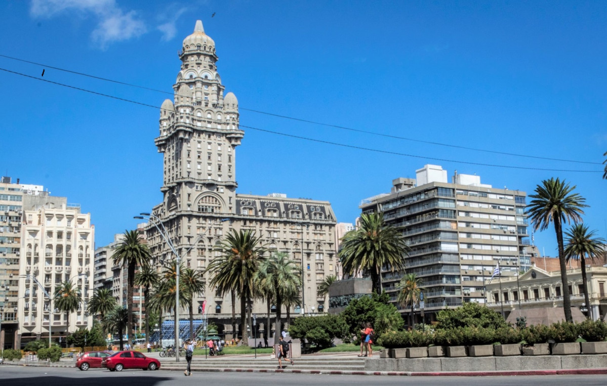 Uruguay Plaza Independencia is Montevideo 1580