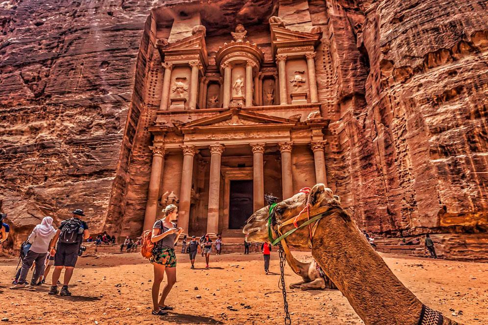 EI Tesoro en Petra de Jordania, primera vista despuu00e9s de pasar el desfiladero