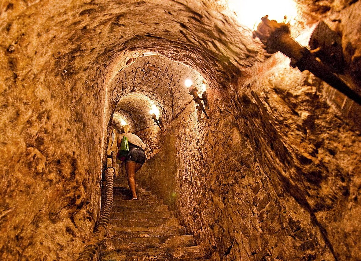 Aranda  de Duero, Bodega del restaurante El Lagar de Isilla