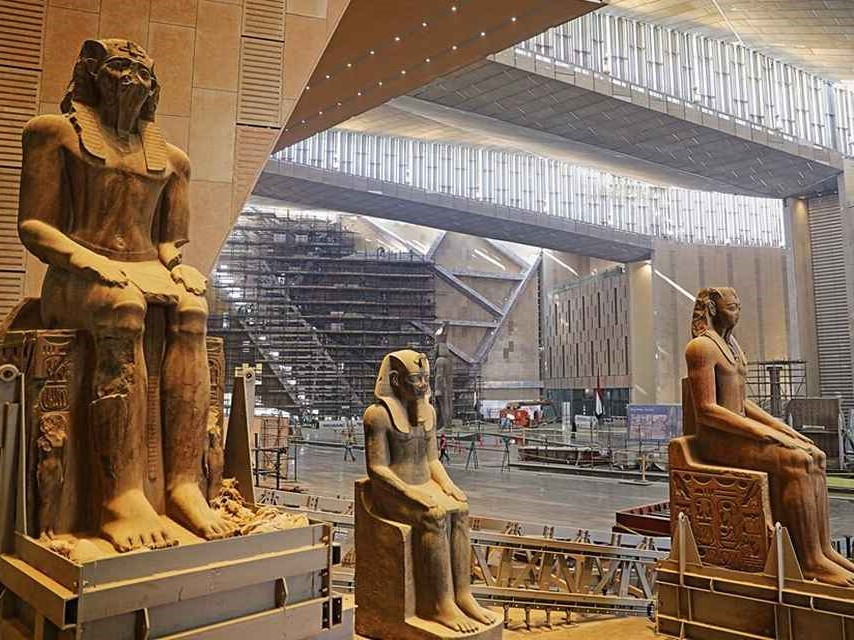 Tres estatuas colosales que se mostraru00e1n en el Gran Museo Egipcio. Ministerio de Turismo y Antigu00fcedades