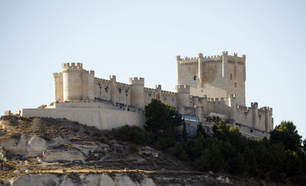 Castillo de Peu00f1afiel, en el ala sur alberga el Museo Provincial del Vino