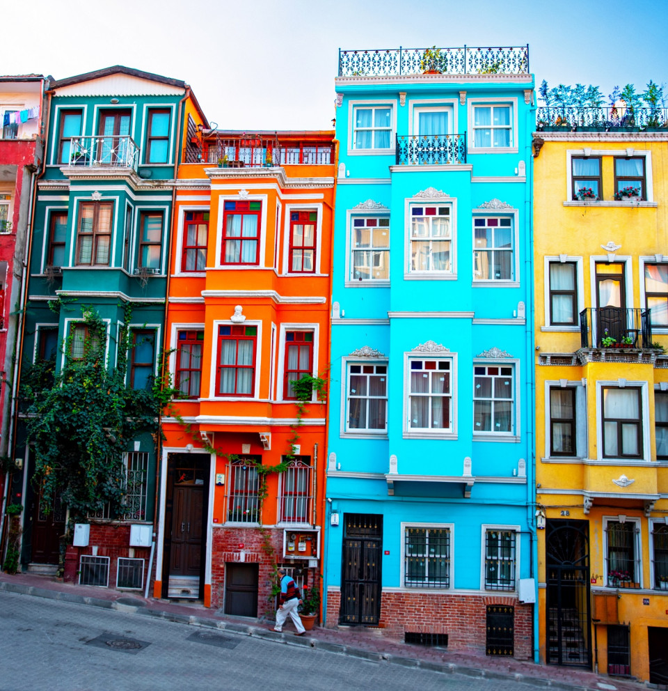 Balat es un barrio pintoresco de Estambul, de callejuelas adoquinadas y casas coloridas con cafeterias y galerias vanguardistas que contrastan con tiendas de alimentacioon tradicionales