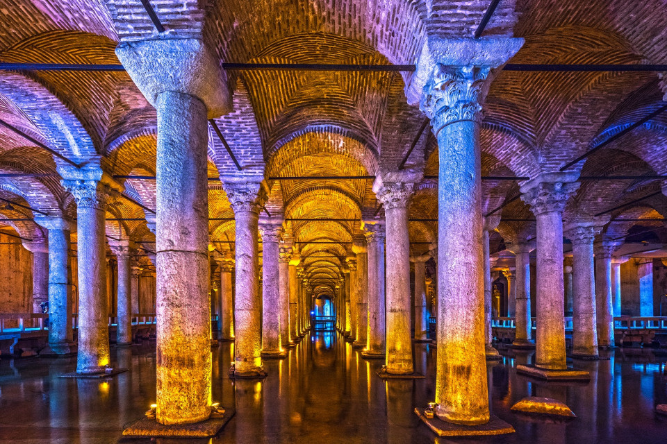 Basilica Cisterna, conocida como Palacio Sumergido, es una de las mas importantes cisternas que hay en Estambul