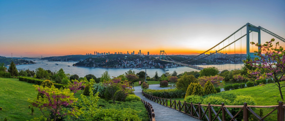 El Puente del Bosforo cruza el Estrecho del Bósforo y une el lado asiatico y europeo de Estambul