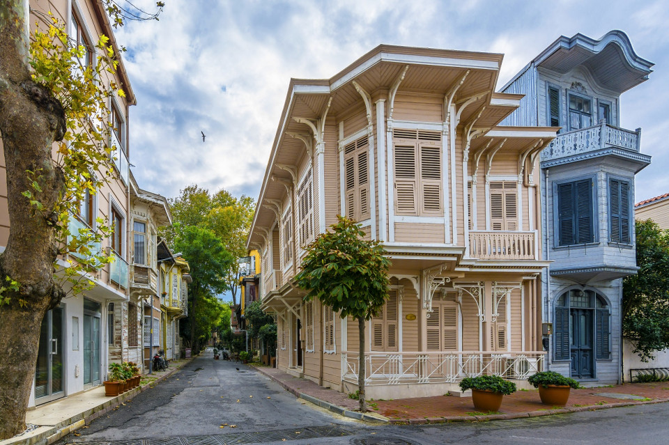 Buyukada es la mayor de las islas frente a la costa de Estambul, casas tipicas