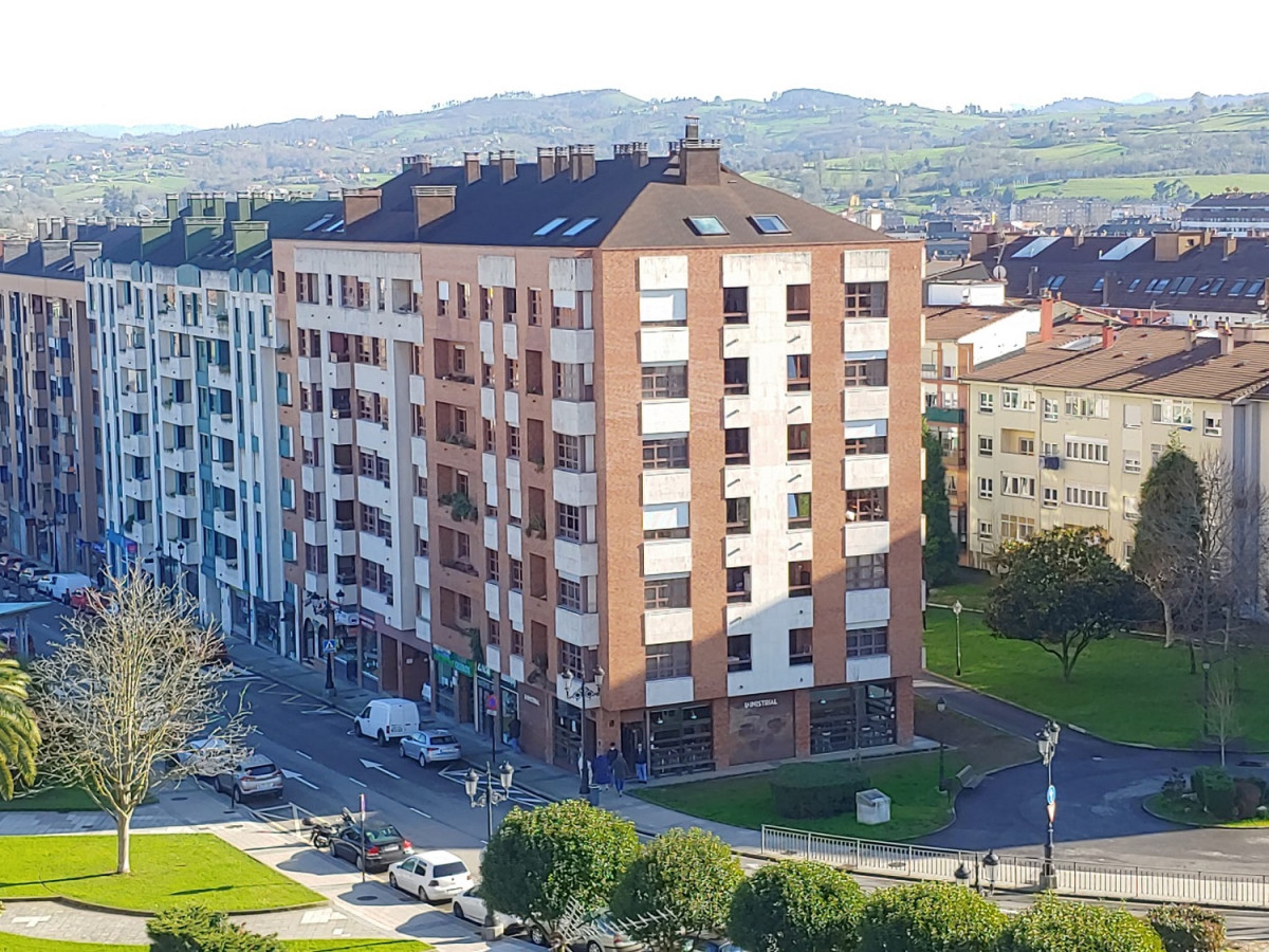 Taberna La industrial, asentada en los bajos de este edificio en Oviedo