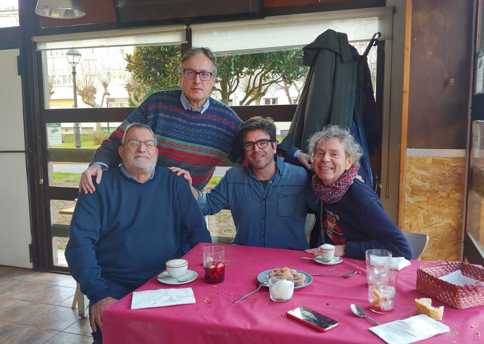 Tino Casares, en el centro, con clientes asiduos del local