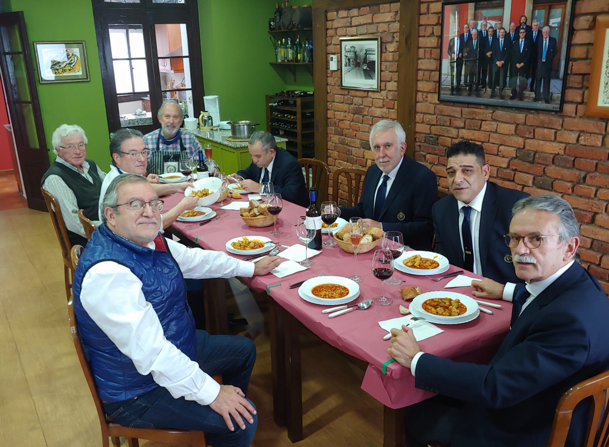 Uno de los encuentros de los socios en el local social de La Pegarata