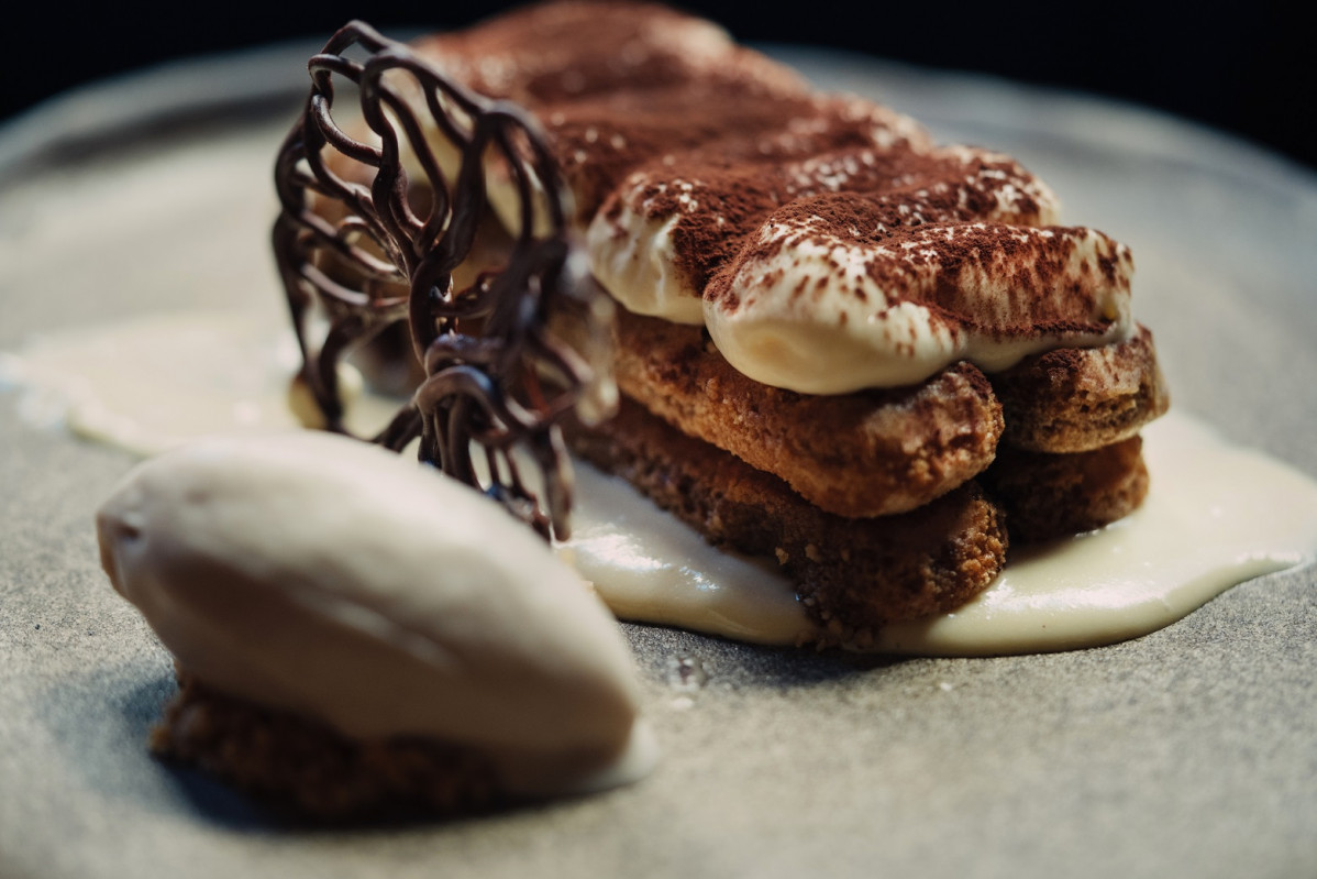 Tiramisú, helado de amaretto, espuma de cajeta y mezcal casamigos