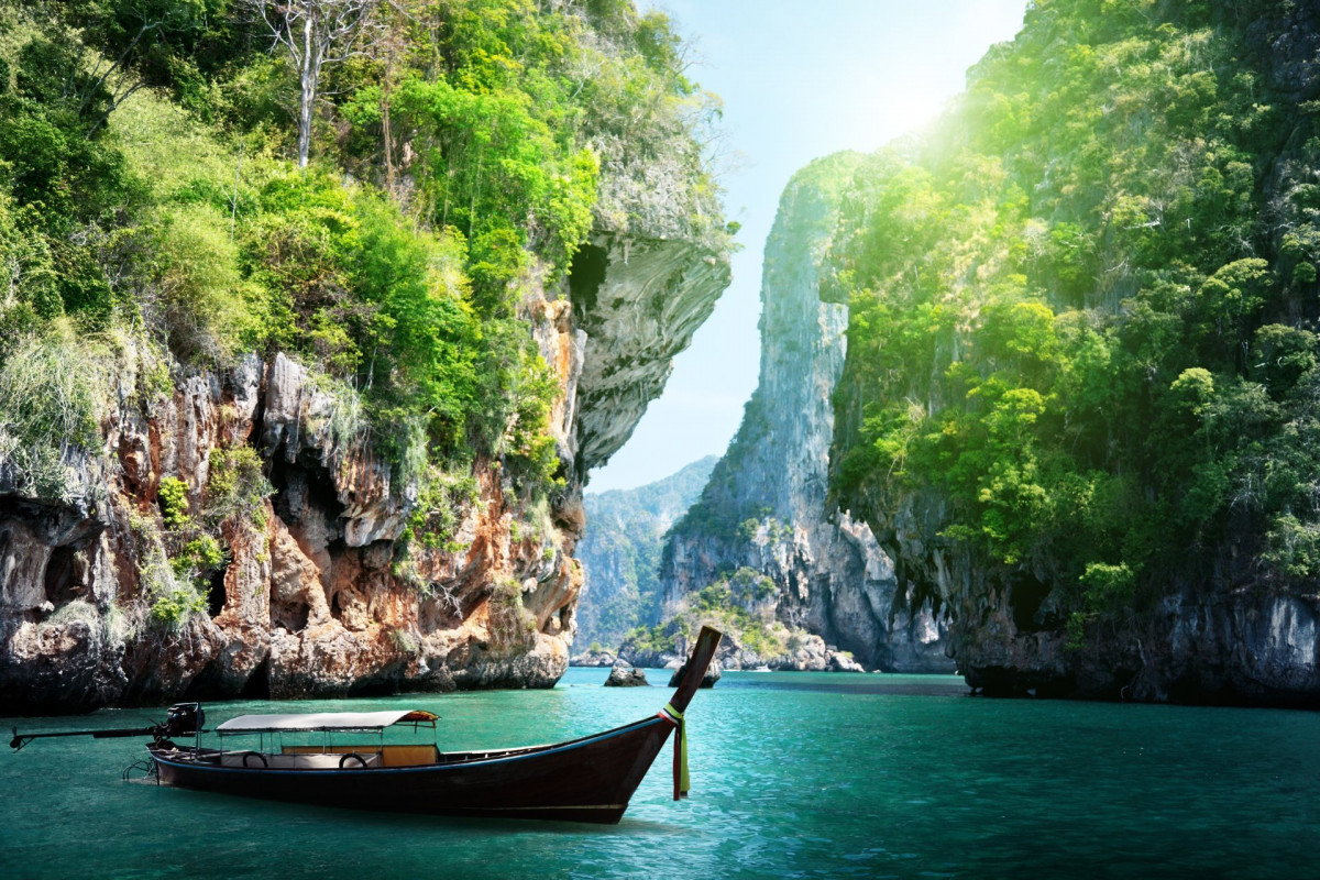 Barco largo rocas playa krabi