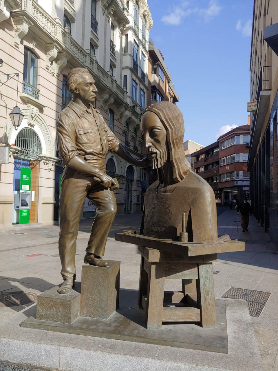 Victorio Macho, esculpiendo su Cristo del Otero, en la calle Mayor de Palencia