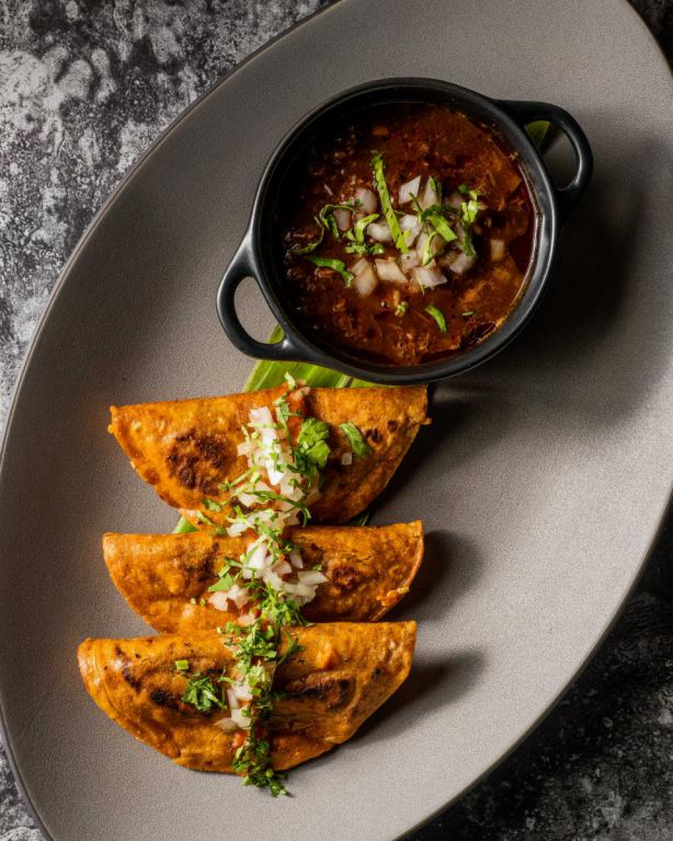 Quesadillas de birria y su consomé