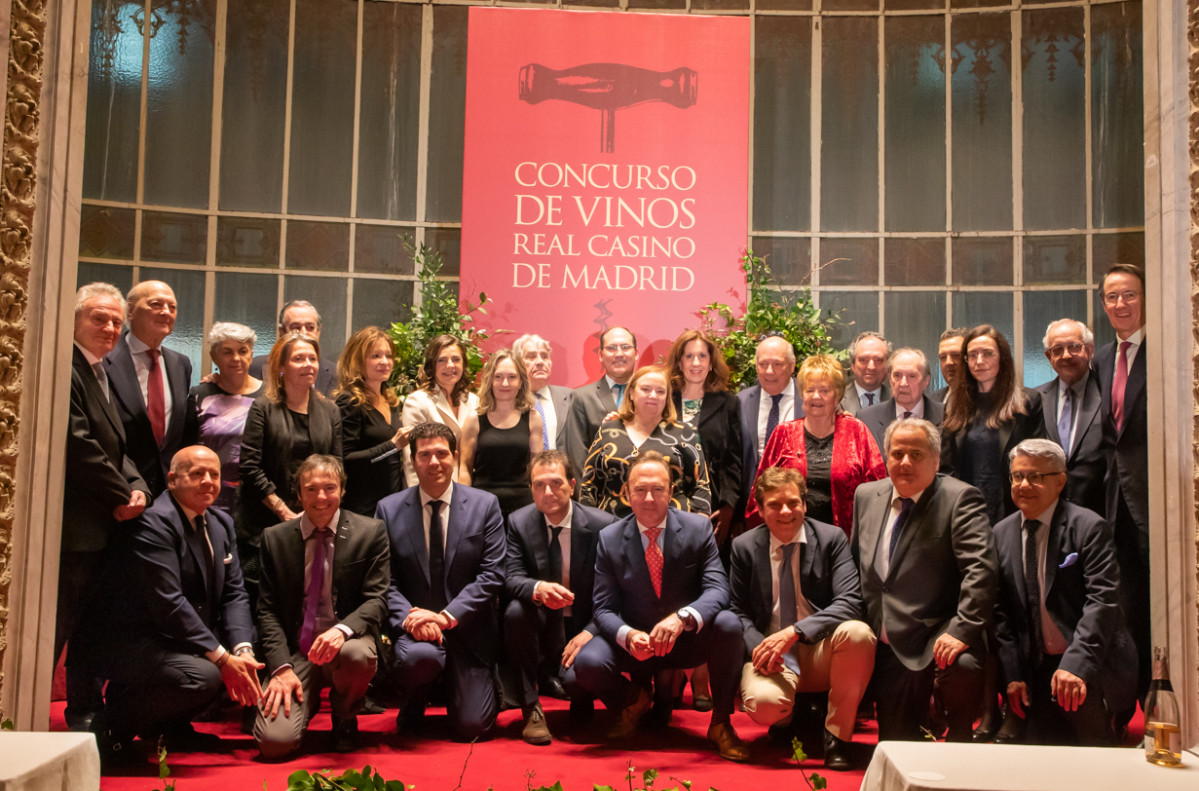 Los representantes de las bodegas con vinos ganadores posan satisfechos por el reconocimiento recibido