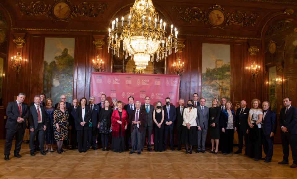 Premiados y organizadores posan sonrientes en el acto oficial de entrega de las distinciones