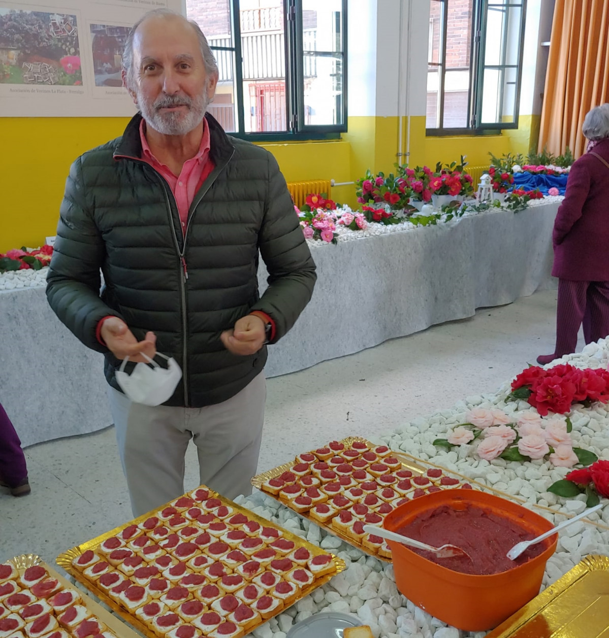 Alejandro Gargallo, muestra su mermelada de Camelia