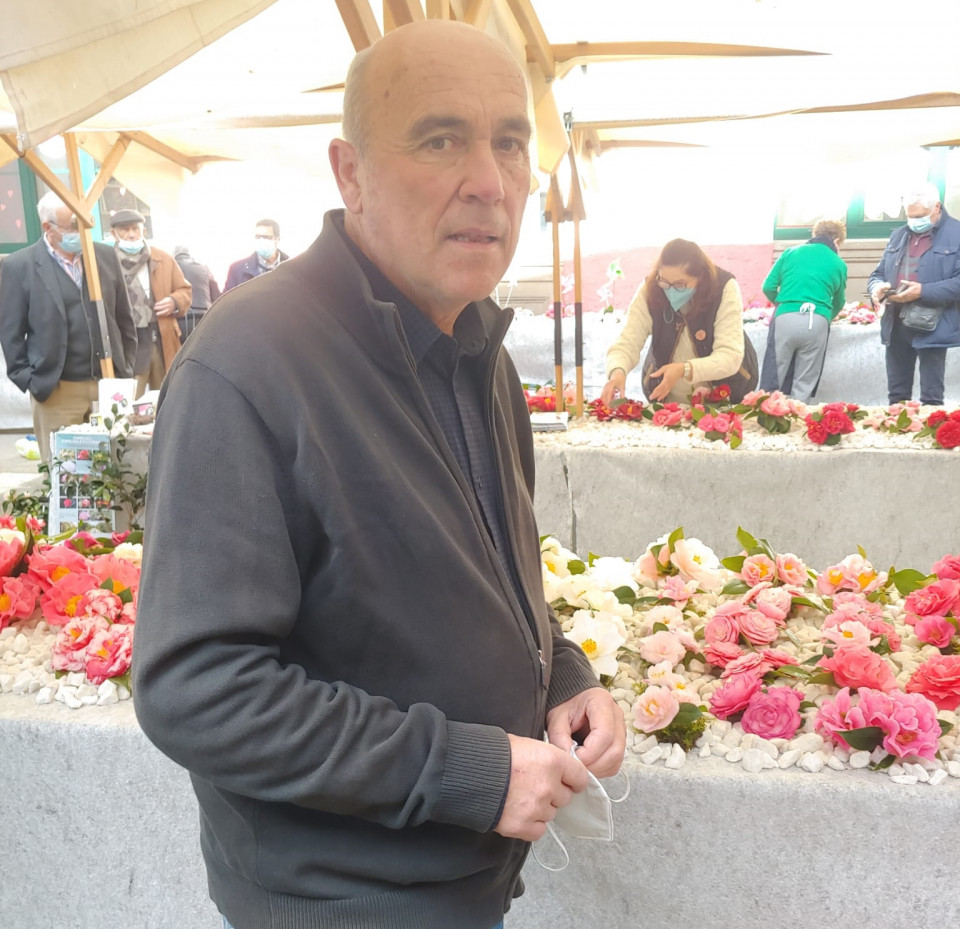Rafael Ovalle, horticultor en Busto (Asturias), uno de los grandes expertos en camelias