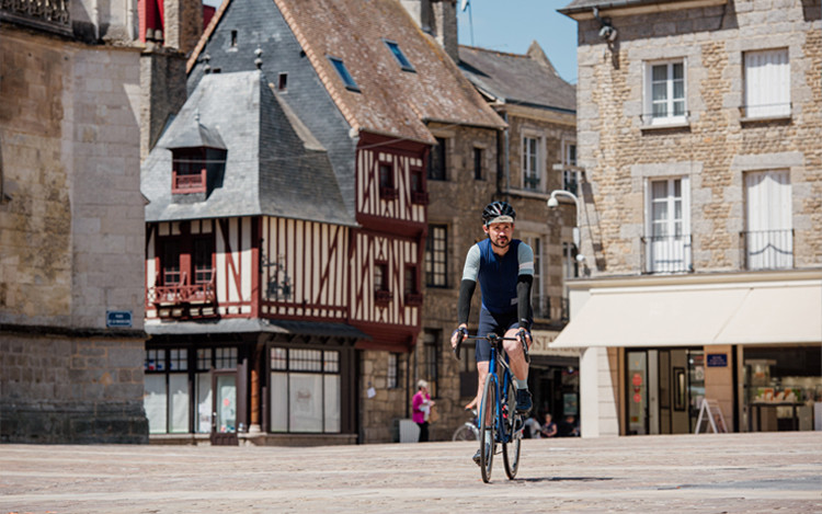 En las calles de Alenu00e7on   Una aventura en bicicleta en Normandu00eda con Matthieu Tordeur u00a9 Marie Anau00efs Thierry